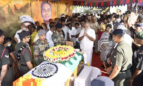 ஹெலிகாப்டர் விபத்தில் பலியானதேனி ராணுவ மேஜர் உடல் 24 குண்டுகள் முழங்க தகனம்:அமைச்சர் இ.பெரியசாமி அஞ்சலி