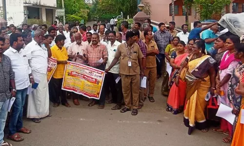 மேற்பார்வை பொறியாளர் அலுவலகம் முன்புதொழிற்சங்கங்களின் கூட்டுக்குழுவினர் வாயிற்கூட்டம்