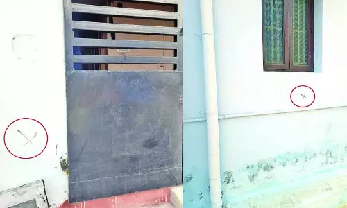 வீட்டு சுவர்களில் வரையப்பட்ட குறியீடுகள் வீட்டு சுவர்களில் வரையப்பட்ட குறியீடுகள்