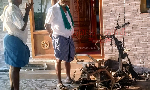 எலக்ட்ரிக் ஸ்கூட்டர் தீப்பிடித்து எரிந்து சேதம்