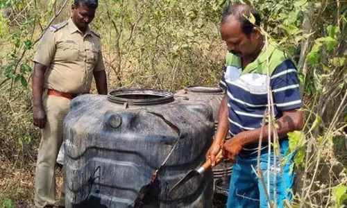 1,750 லிட்டர் சாராய ஊறல் அழிப்பு 1,750 லிட்டர் சாராய ஊறல் அழிப்பு