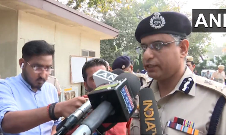 பாதயாத்திரையில் பெண்கள் பாலியல் பலாத்காரம் பற்றி பேச்சு; ராகுல் காந்தி வீட்டில் குவிந்த டெல்லி போலீசார்