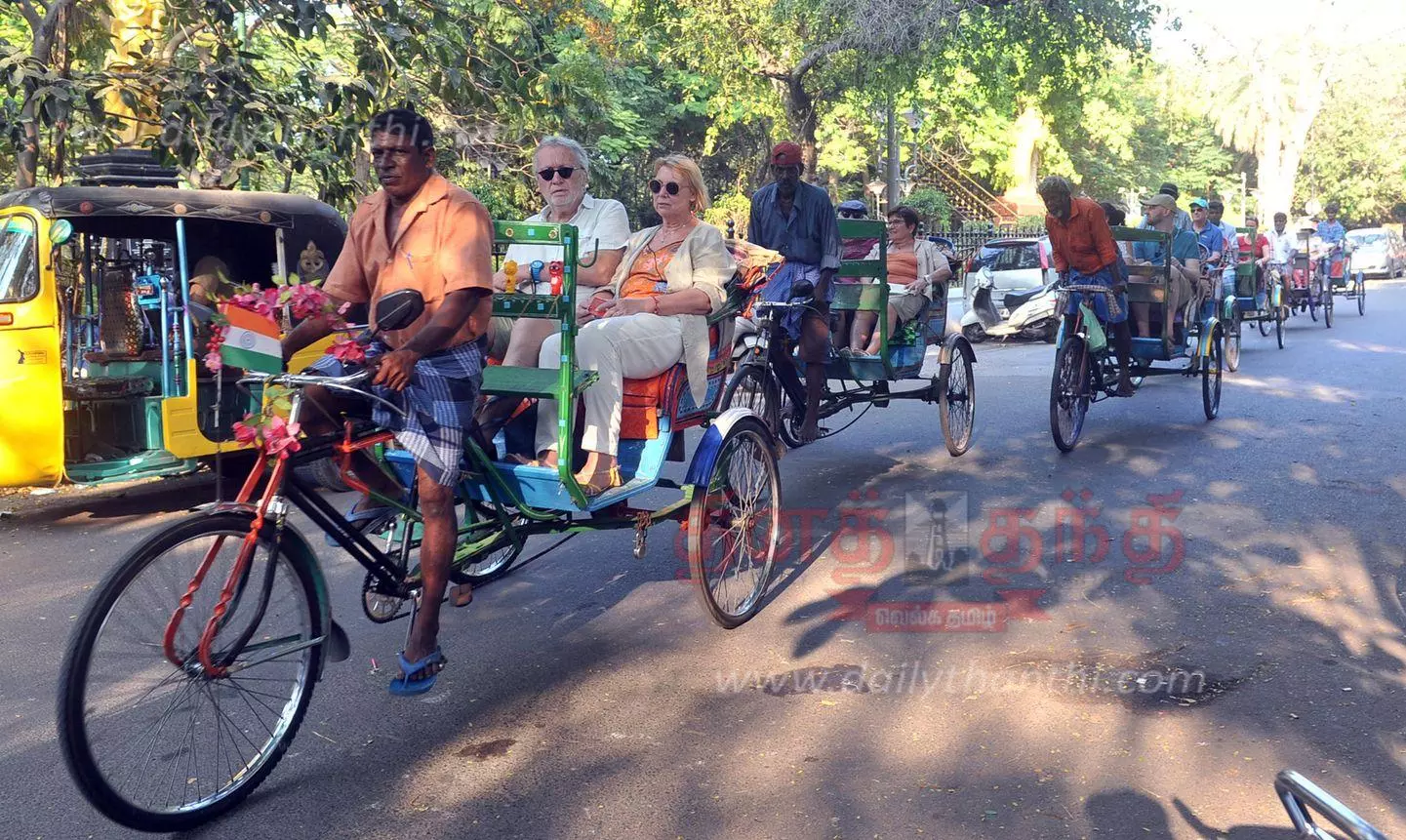 கடற்கரையில் குவிந்த சுற்றுலா பயணிகள் கடற்கரையில் குவிந்த சுற்றுலா பயணிகள்