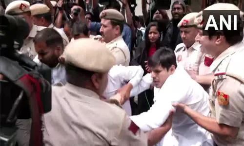 ராகுல் காந்தி வீட்டுக்கு வெளியே டெல்லி போலீசாருக்கு எதிராக காங்கிரஸ் தொண்டர்கள் ஆர்ப்பாட்டம்