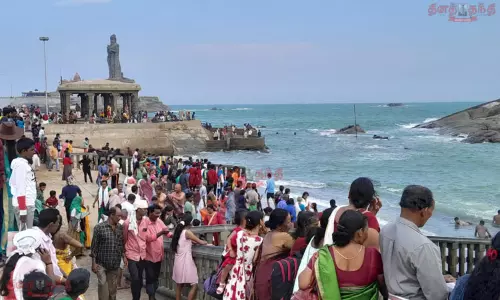 ஞாயிறு விடுமுறை: குமரியில் குவிந்த சுற்றுலா பயணிகள்...!