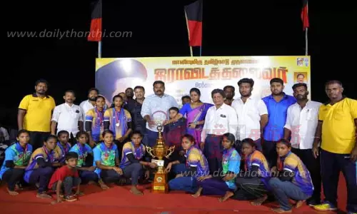 கபடி போட்டியில் வெற்றி பெற்றவர்களுக்கு பரிசு கபடி போட்டியில் வெற்றி பெற்றவர்களுக்கு பரிசு