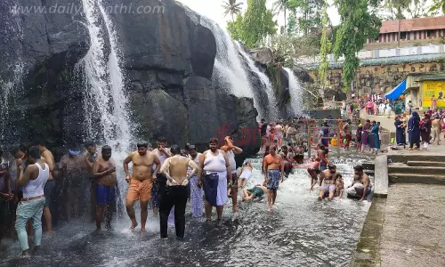 திற்பரப்பு அருவியில் மிதமாக தண்ணீர் கொட்டுகிறது