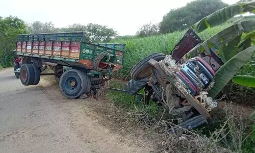 வடபொன்பரப்பி அருகேடிராக்டர் கவிழ்ந்து விபத்து வடபொன்பரப்பி அருகேடிராக்டர் கவிழ்ந்து விபத்து