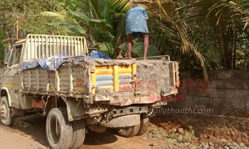 குலசேகரம் அருகே பாறைக்கழிவு ஏற்றி வந்த டெம்போ சிறை பிடிப்பு