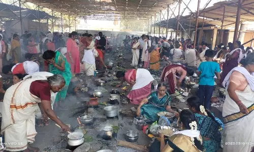 மண்டைக்காடு பகவதியம்மன் கோவிலில்கேரள பக்தர்கள் பொங்கலிட்டு வழிபாடு