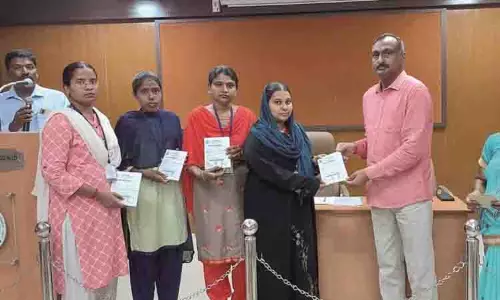 போட்டித்தேர்வு மாணவர்களுக்கு பாடநூல்கள் வழங்கல்