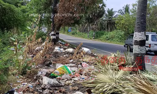 சென்னிமலை அருகே ரோட்டோரத்தில் மூட்டை, மூட்டையாக கொட்டப்பட்ட கழிவுகள்