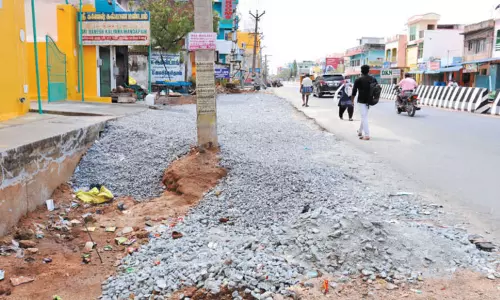 திருத்தணி-அரக்கோணம் சாலை விரிவாக்க பணிகள் மந்தம்; விரைந்து முடிக்கப்படுமா? வாகன ஓட்டிகள் எதிர்பார்ப்பு