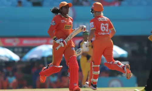 கார்ட்னர்-ஹேமலதா அதிரடி: குஜராத் 178 ரன்கள் குவிப்பு...! கார்ட்னர்-ஹேமலதா அதிரடி: குஜராத் 178 ரன்கள் குவிப்பு...!