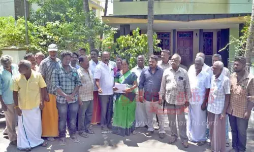 குடிநீர் வடிகால் வாரிய அலுவலகத்தை பொதுமக்கள் முற்றுகை குடிநீர் வடிகால் வாரிய அலுவலகத்தை பொதுமக்கள் முற்றுகை