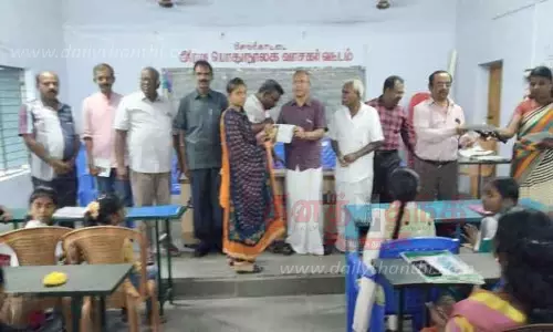 அரசு நூலகத்தில் மாணவர்களுக்கு பரிசு