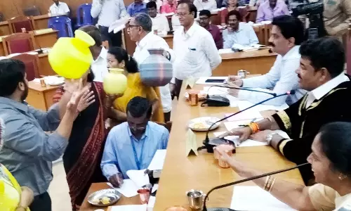 காங்கிரஸ் கவுன்சிலர்கள்காலி குடங்களுடன் போராட்டம் காங்கிரஸ் கவுன்சிலர்கள்காலி குடங்களுடன் போராட்டம்