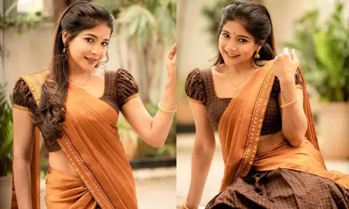 தாவணியில் ரசிகர்களை கவரும் சாக்ஷி அகர்வால் தாவணியில் ரசிகர்களை கவரும் சாக்ஷி அகர்வால்