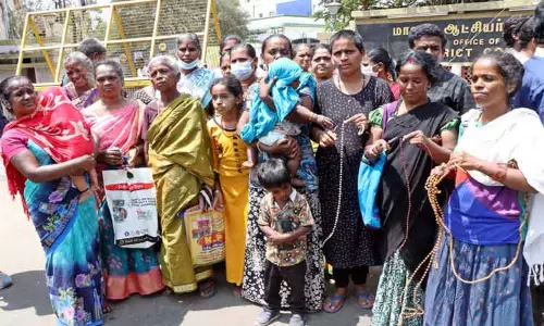 தினசரி வாடகைக்கு கடைகள் வைக்க அனுமதிக்க வேண்டும்