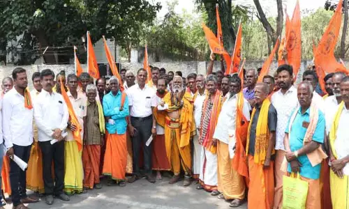 கிராம கோவில் பூசாரிகள் பேரவையினர் ஆர்ப்பாட்டம்