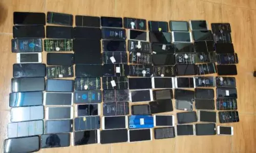 செல்போன், துணிக்கடையில் பூட்டை உடைத்து திருடிய 4 பேர் கைது