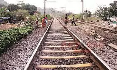 தண்டவாளத்தை கடக்க முயன்ற வாலிபர் ரெயிலில் அடிபட்டு சாவு