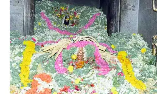 முத்துமாரியம்மன் கோவில்களில் பூச்சொரிதல் விழா