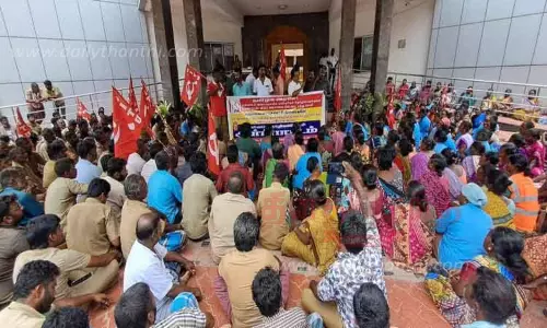 தூய்மை பணியாளர்கள் தர்ணா போராட்டம்