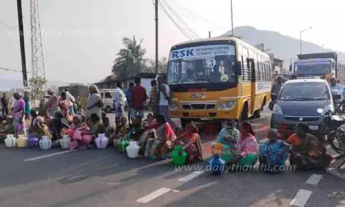 குடிநீர் கேட்டு காலிக்குடங்களுடன் பெண்கள் மறியல் குடிநீர் கேட்டு காலிக்குடங்களுடன் பெண்கள் மறியல்