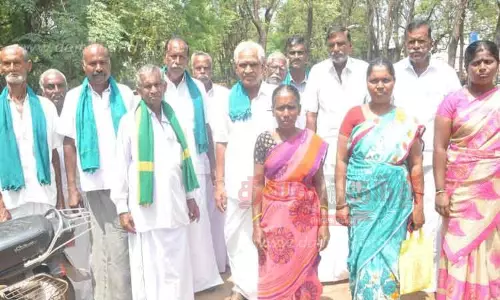 கீழ்பவானி வாய்க்காலில் கான்கிரீட் தளம் அமைக்கக்கூடாது;கலெக்டரிடம் விவசாயிகள் கோரிக்கை மனு