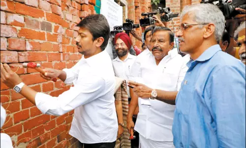 சென்னை ரிப்பன் கட்டிட வளாகத்தில் உள்ள விக்டோரியா பொது அரங்கு ரூ.32½ கோடியில் சீரமைக்கும் பணி