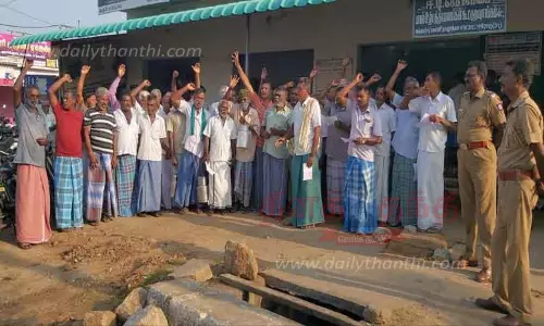 பவானி அருகே ஜம்பையில்பால் உற்பத்தியாளர்கள் ஆர்ப்பாட்டம்