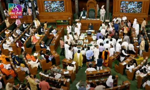 தொடர் அமளி: நாடாளுமன்ற இரு அவைகளும் மதியம் 2 மணி வரை ஒத்திவைப்பு