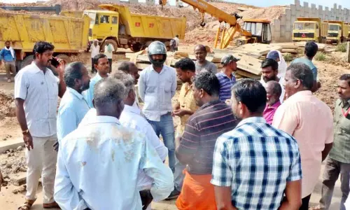 கான்கிரீட் கழிவுகளை கோவில் இடத்தில் கொட்டியதால் லாரியை சிறைபிடித்து பொதுமக்கள் போராட்டம் கடலூரில் பரபரப்பு