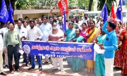 கடலூரில் அரசு ஊழியர் சங்கத்தினர் ஆர்ப்பாட்டம்