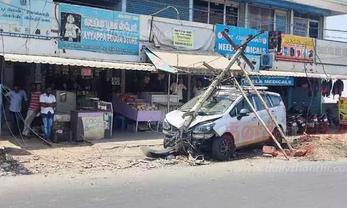 மின்கம்பத்தில் கார் மோதி விபத்து