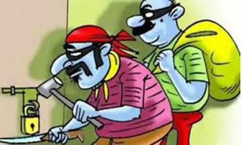 ஓய்வு பெற்ற ஓ.என்.ஜி.சி. அதிகாரி வீட்டில் 5 புவுன் நகை, ரூ.1 லட்சம் திருட்டு ஓய்வு பெற்ற ஓ.என்.ஜி.சி. அதிகாரி வீட்டில் 5 புவுன் நகை, ரூ.1 லட்சம் திருட்டு