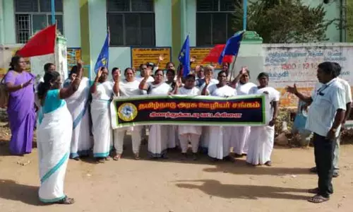 கிணத்துக்கடவில் அரசு ஊழியர்கள் ஆர்ப்பாட்டம்