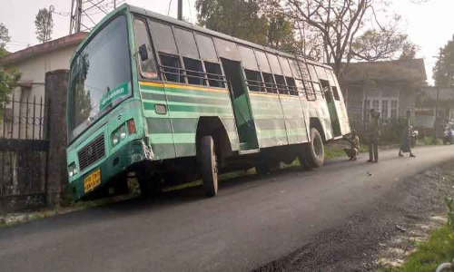 ஆனைமலையில் நடுரோட்டில் பழுதாகி நின்ற அரசு டவுன் பஸ்-பயணிகள் அவதி