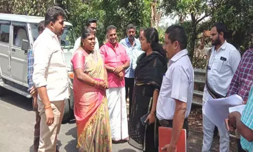 சேடல்டேம் குடியிருப்பு பகுதி மக்களுக்கு பட்டா வழங்குவது குறித்து மாவட்ட வருவாய் அதிகாரி ஆய்வு சேடல்டேம் குடியிருப்பு பகுதி மக்களுக்கு பட்டா வழங்குவது குறித்து மாவட்ட வருவாய் அதிகாரி ஆய்வு