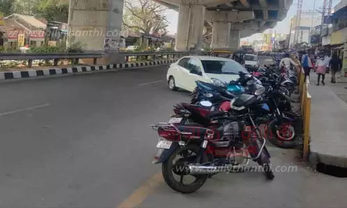 கிணத்துக்கடவில் சர்வீஸ் சாலையோரத்தில் தாறுமாறாக நிறுத்தப்படும் வாகனங்களால் விபத்து அபாயம்-உரிய நடவடிக்கை எடுக்க வலியுறுத்தல் கிணத்துக்கடவில் சர்வீஸ் சாலையோரத்தில் தாறுமாறாக நிறுத்தப்படும் வாகனங்களால் விபத்து அபாயம்-உரிய நடவடிக்கை எடுக்க வலியுறுத்தல்