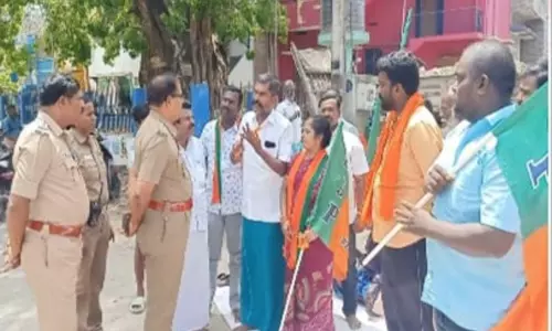 போடியில்அடிப்படை வசதிகள் செய்து தரக்கோரி பொதுமக்கள் தர்ணா போடியில்அடிப்படை வசதிகள் செய்து தரக்கோரி பொதுமக்கள் தர்ணா