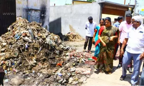 கழிவுநீர் கால்வாயில் குப்பைகள் அகற்றும் பணியை மேயர் ஆய்வு