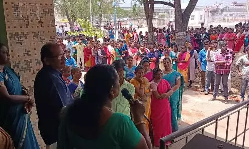 ராசிபுரம் அரசு கல்லூரியில் வகுப்புகளை புறக்கணித்து மாணவர்கள் போராட்டம்