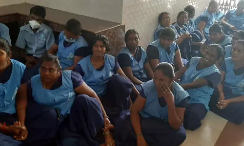 நாமக்கல் அரசு ஆஸ்பத்திரியில் தூய்மை பணியாளர்கள் திடீர் தர்ணா போராட்டம்