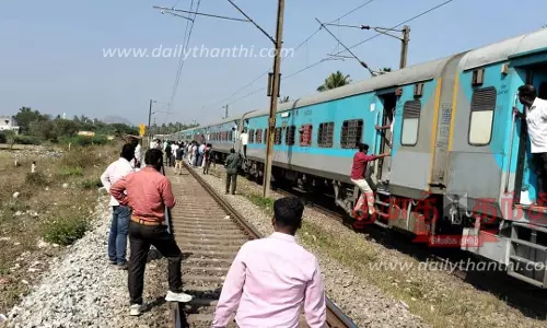 லால்பாக் எக்ஸ்பிரஸ் ரெயிலில் திடீர் புகை  -அபாய சங்கிலியை இழுத்து நிறுத்தி பயணிகள் இறங்கியதால் பரபரப்பு