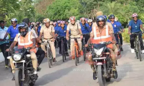 பெண் போலீசாருக்கு சமயபுரத்தில் வரவேற்பு