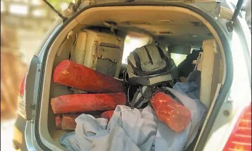 ஆந்திராவில் இருந்து சொகுசு காரில் ரூ.40 லட்சம் செம்மரக்கட்டைகள் கடத்தல்