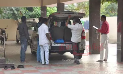 பல்லாவரம் வழக்கு தொடர்பாகஈரோடு மாநகராட்சி ஆணையாளர் வீட்டில் லஞ்ச ஒழிப்பு சோதனை பல்லாவரம் வழக்கு தொடர்பாகஈரோடு மாநகராட்சி ஆணையாளர் வீட்டில் லஞ்ச ஒழிப்பு சோதனை