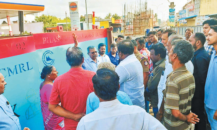 உள்ளகரத்தில் மெட்ரோ ரெயில் பணிக்கான இரும்பு தடுப்புகளை அகற்ற முயன்ற வியாபாரிகளால் பரபரப்பு